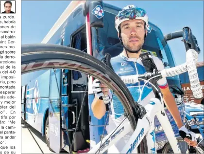  ??  ?? PREPARADO. Thibaut Pinot posa para AS con su bicicleta delante del bus de su equipo, el FDJ.