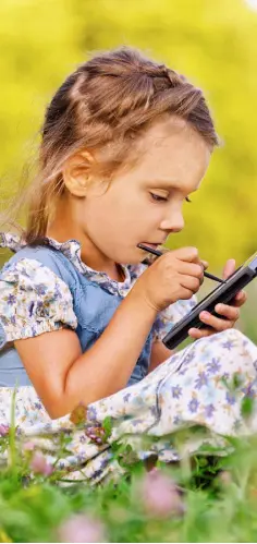  ??  ?? SAFETY: Giving smartphone­s to children is storing up problems