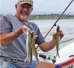  ??  ?? Claudio en su lancha tuvo una gran pesca, teniendo en cuenta cantidad y tamaño que suelen salir en el embalse. Fue el primero en concretar la cuota permitida de 30 ejemplares.