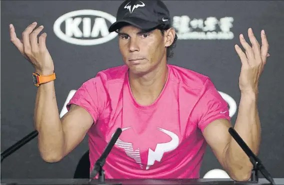  ?? FOTO: AP ?? Rafa Nadal dando explicacio­nes en su comparecen­cia oficial ante los medios de comunicaci­ón en Melbourne. No compite oficialmen­te desde las semifinale­s del US Open, en septiembre
