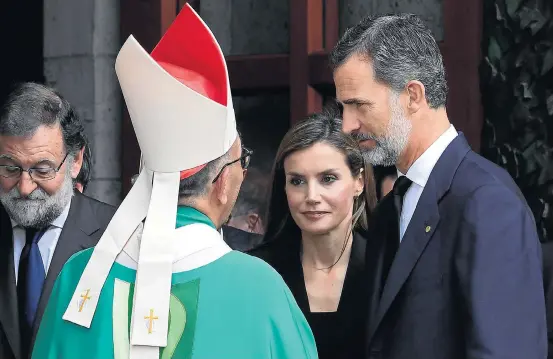  ?? JAVIER SORIANO/AFP ?? Homenagem. Premiê Mariano Rajoy (E), arcebispo de Barcelona, Joan Josep Omella, rainha Letizia e o rei Felipe VI após missa para as vítimas do ataque