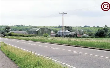  ??  ?? 1995 - Another view of Yonsea Farm beside the A20 before its removal for the rail link