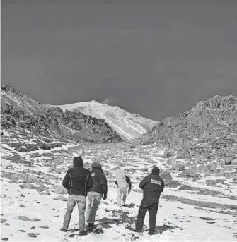  ?? CORTESÍA: PC DE PUEBLA ?? Continúan las labores de búsqueda en el volcán Pico de Orizaba