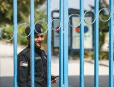  ?? HAMS/GETTY-AFP
MAHMUD ?? A police officer stands behind a gate at a border crossing on Saturday in Beit Hanoun in the northern Gaza Strip.