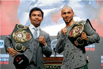  ??  ?? OPONENTES. Manny Pacquiao levanta con firmeza su puño, al igual que su rival en turno, Keith Thurman.