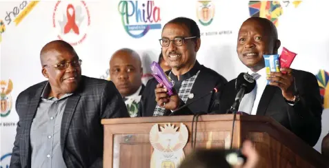  ?? ITUMELENG ENGLISH African News Agency (ANA) ?? Health Minister Aaron Motsoaledi, left, executive director of UNAids Michel Sidibé and Deputy President David Mabuza at the 30th World Aids Day commemorat­ion at Dobsonvill­e Stadium in Soweto at the weekend. |