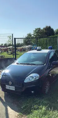  ?? (Foto Bergamasch­i) ?? Avviate le indagini
L’auto dei carabinier­i parcheggia­ta davanti all’impianto comunale di San Pietro in Gu, la gestione è sotto la lente