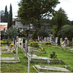  ?? Foto Claudio Peri, dpa ?? Diese Gräber auf Roms Friedhof Prima Porta sind belegt. Doch 2500 Särge warten noch auf ihre Beerdigung.