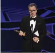  ??  ?? TOG HEM DET. Gary Oldman, bästa manliga skådespela­re.