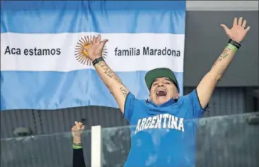  ??  ?? EUFÓRICO. Maradona, con una camiseta de Argentina, vibró en la grada del Arena Zagreb.
