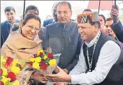  ?? HT ?? Himachal CM Jai Ram Thakur (C) and speaker Rajeev Bindal welcoming LS speaker Sumitra Mahajan in Shimla on Saturday.