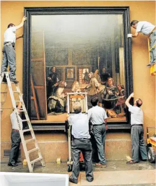  ?? // FOTOS: JOSÉ GARCÍA, JOSÉ SÁNCHEZ MARTÍNEZ Y ERNESTO AGUDO ?? Arriba, Brealey en 1984 junto a ‘Las Meninas’ (abajo, tras su restauraci­ón) y traslado del cuadro a la sala 12 del Prado en 1999