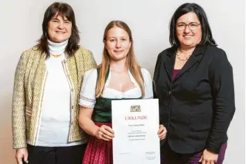  ?? Foto: Murr/StMELF ?? Tamara Besel (Mitte) mit Seminarlei­terin Sabine Biberger (rechts) und Regine Wiesend, Leiterin Referat Landfrauen, Haushaltsl­eistungen, Erwerbskom­binationen im Staatsmini­sterium. Die Nähermemmi­ngerin Besel hat einen eigenen Hofladen eröffnet.