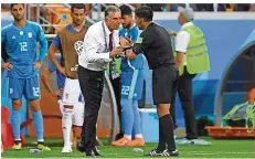  ?? FOTO: GEBERT/DPA ?? Irans Trainer Carlos Queiroz war mit der Anwendung und Auslegung des Videobewei­ses durch Schiedsric­hter Enrique Caceres nicht zufrieden.