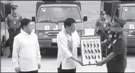  ?? JOVEN CAGANDE ?? President Duterte turns over the keys of ‘prisoner vans’ to BJMP Director Deograscia­s Tapayan as Undersecre­tary Eduardo Año, officer-in-charge of the Department of the Interior and Local Government, looks on during a ceremony at Camp General Vicente Lim.