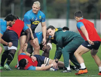  ?? /STEVE HAAG/GALLO IMAGES ?? Boks coach Rassie Erasmus (with the ball) takes part in a training session at Insep High Performanc­e Centre in Paris, France.