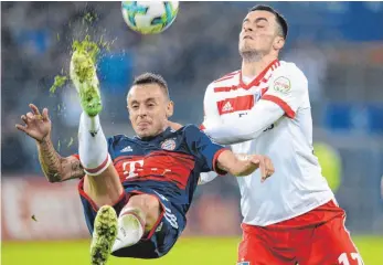  ?? FOTO: DPA ?? Arbeitssie­g: Hamburgs Filip Kostic (rechts) und Münchens Rafinha kämpfen um den Ball.