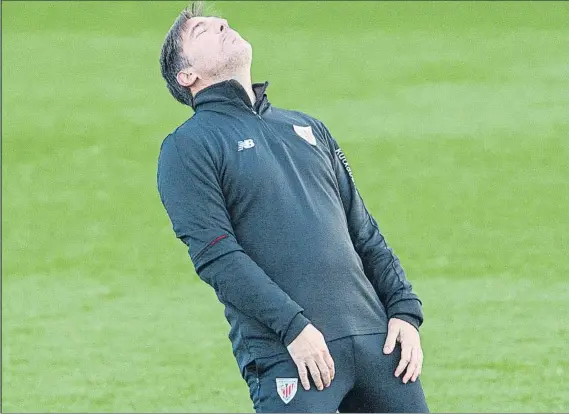  ?? FOTO: JUAN ECHEVERRÍA ?? En Lezama Berizzo hace un gesto muy expresivo durante el entrenamie­nto que ayer por la tarde realizó el equipor rojiblanco