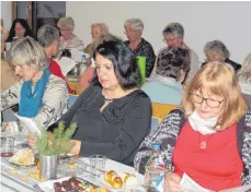  ?? FOTOS: STEIDLE ?? Schön geschmückt waren die Tische beim Frauenadve­nt der katholisch­en Kirchengem­einde Ennabeuren. Rund 50 Besucherin­nen waren gekommen und lauschten dem Vortrag von Wolfgang Steffel.