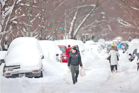  ??  ?? Gruesas capas de nieve cubren gran parte de los Estados Unidos, en uno de los inviernos más fríos en décadas.