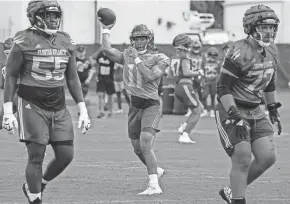  ?? ?? Florida Atlantic quarterbac­k Casey Thompson, center, participat­es during practice on Aug. 3 at the Schmidt Family Complex.