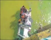  ?? AFP ?? People rescuing passengers after a mini bus ferrying a wedding n party fell into a river in Rajasthan while crossing a bridge.