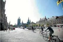  ?? VISITFLAND­ERS ?? Bicycles are a great way to get around Ypres, centred around the Cloth Hall, centre.