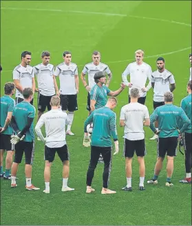  ?? FOTO: GETTY ?? Joachim Löw charla con sus jugadores ayer en el Stade de France