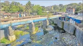  ?? HT FILE ?? ▪ A polluted stretch of Mithi river, near Powai. Besides Mithi, the floating booms will also be placed at the very polluted Oshiwara, Dahisar and Poisar rivers.