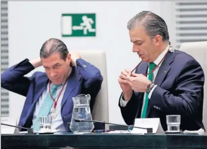 ?? / EFE ?? Los concejales de Vox por Madrid Pedro Fernández (izquierda) y Javier Ortega Smith.
