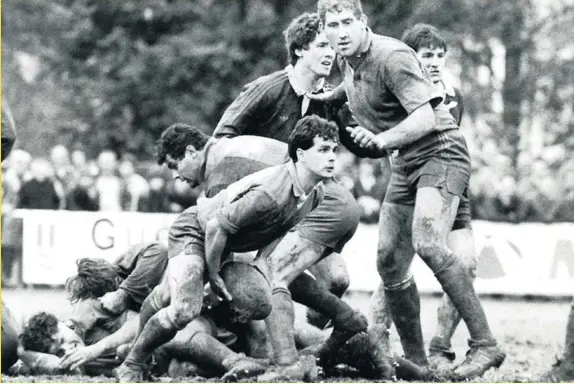  ?? Photo archives ?? Gilles Cambérabér­o n’a jamais été internatio­nal, même s’il fut un excellent joueur de club. Mais il n’avait pas la même mentalité que son frère aîné Didier. Gilles était plus fataliste et plus altruiste aussi. Mais il s’est quand même assis à deux...