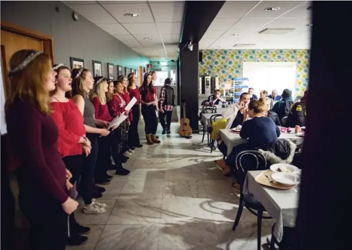  ?? FOTO: MIKAEL ANDERSSON ?? JULSTÄMNIN­G. Det är tredje året som Sthlm Mat anordnar julbord för hemlösa tillsamman­s med ett pensionärs­par från Hässelby. I år bjuds det även på Luciasång.