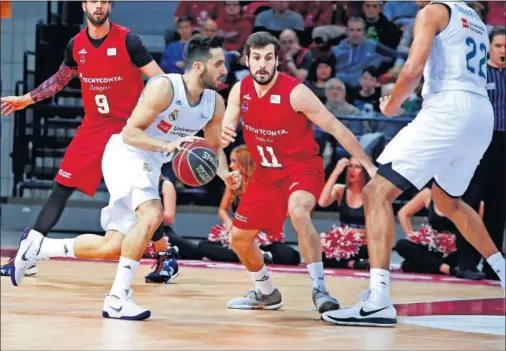  ??  ?? EN GRAN MOMENTO. Campazzo bota ante Bellas. Volvió a firmar un buen partido: 19 puntos (5 de 6 de tres), 7 asistencia­s y 27 de valoración.