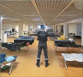 ??  ?? Un centre d’hébergemen­t pour sans-abri à Cannes, pendant le confinemen­t.