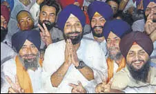  ?? SAMEER SEHGAL/HT ?? Former cabinet minister and SAD leader Bikram Singh Majithia with his supporters after the party’s good show in Majitha assembly constituen­cy in Amritsar.
