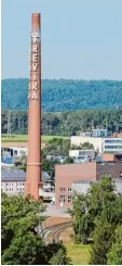  ?? Foto: Anja Fischer ?? Als Industried­enkmal weithin sichtbar: Der Trevira Schornstei­n erinnert an die Blütezeit von Hoechst.