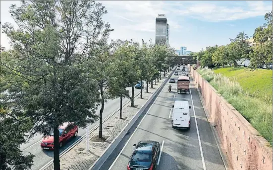  ?? CÉSAR RANGEL ?? La importànci­a del voral. El tram de la imatge, a l’altura del Poblenou, és un dels que disposa de més espai en cas d’avaria