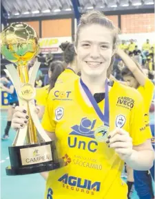  ??  ?? Sabrina con su último título de campeona con el Concordia. La paraguaya pega el salto a Europa, jugará en La Calzada guijonés.