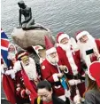 ?? Foto: dpa ?? Gruppenfot­o vor Meerjungfr­au: Weih nachtsmänn­er in Kopenhagen.