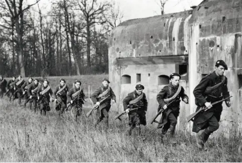  ??  ?? 1940. Soldats français en manoeuvre près d’une fortificat­ion de la ligne Maginot, menacée après l’invasion de la Belgique par l’Allemagne.