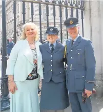  ??  ?? ●● Emily Bethell with mum Sharon and dad, Flight Lieutenant Alan Bethell RAFVR(T) at Buckingham Palace