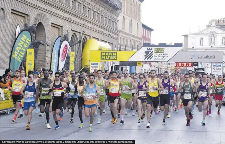  ?? ÁN ?? La Plaza del Pilar de Zaragoza volvió a acoger la salida y llegada de una prueba que congregó a miles de participan­tes.