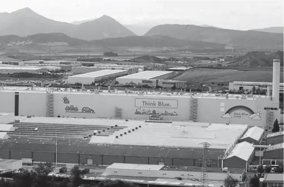  ?? Foto: Javier Bergasa ?? El empleo crecerá un 2,4% este año. En la fotografía, factoría de Volkswagen en Landaben.