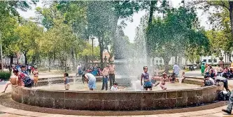  ?? ?? REFRESCANT­E. Ante la imposibili­dad de salir de la ciudad, ir a las fuentes a darse un chapuzón es una alternativ­a económica para muchas familias.