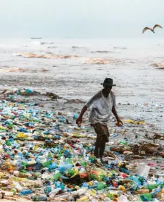  ?? Foto: Christian Thompson, dpa ?? Plastik an Stränden wie hier in Ghana ist zum Problem geworden. Der WWF setzt sich dafür ein, auch unterwegs Plastik zu vermeiden.