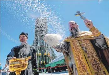  ?? FOTO: DPA ?? Segen für die Sojus: Der orthodoxe Priester Vater Sergej segnet die Rakete, mit der Alexander Gerst heute ins All fliegt.