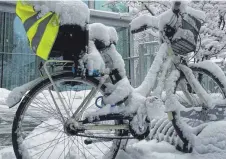  ?? FOTO: LINSENMAIE­R ?? Schnee und Matsch: Auch in der Ravensburg­er Innenstadt hat es am Donnerstag geschneit wie verrückt.