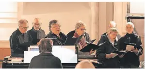  ?? FOTO: JÜRGEN MOLL ?? Der Paul-Gerhardt-Chor sang unter der Leitung von Angelika Kozinowski-Werler in der lutherisch­en Kirche an der Burgstraße.