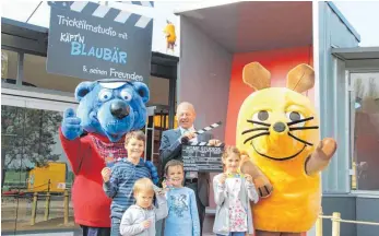  ?? FOTO: RWE ?? Mit Maus, Käpt’n Blaubär und Carlo Horn freuen sich Marie, Elia, Luis und Janne übers Trickfilms­tudio.