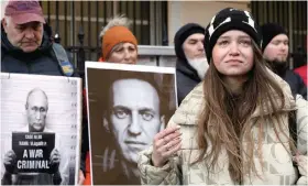  ?? ?? VIGILIA en honor de Navalny en el consulado ruso en Nueva York, EU, ayer.